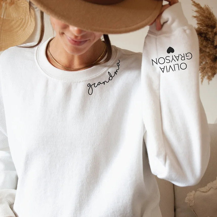Kundenspezifisches Mama-Sweatshirt mit Kindernamen auf Ärmel