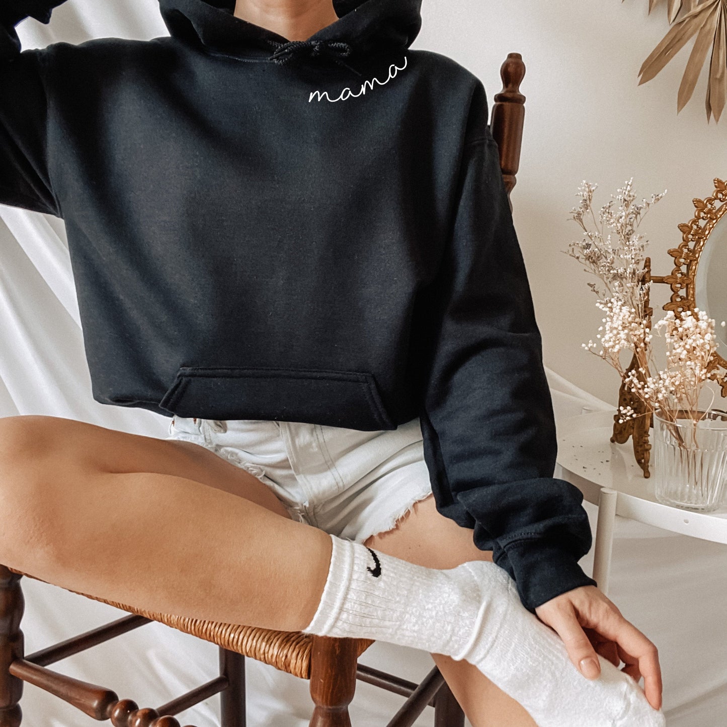 Kundenspezifisches Mama-Sweatshirt mit Kindernamen auf Ärmel