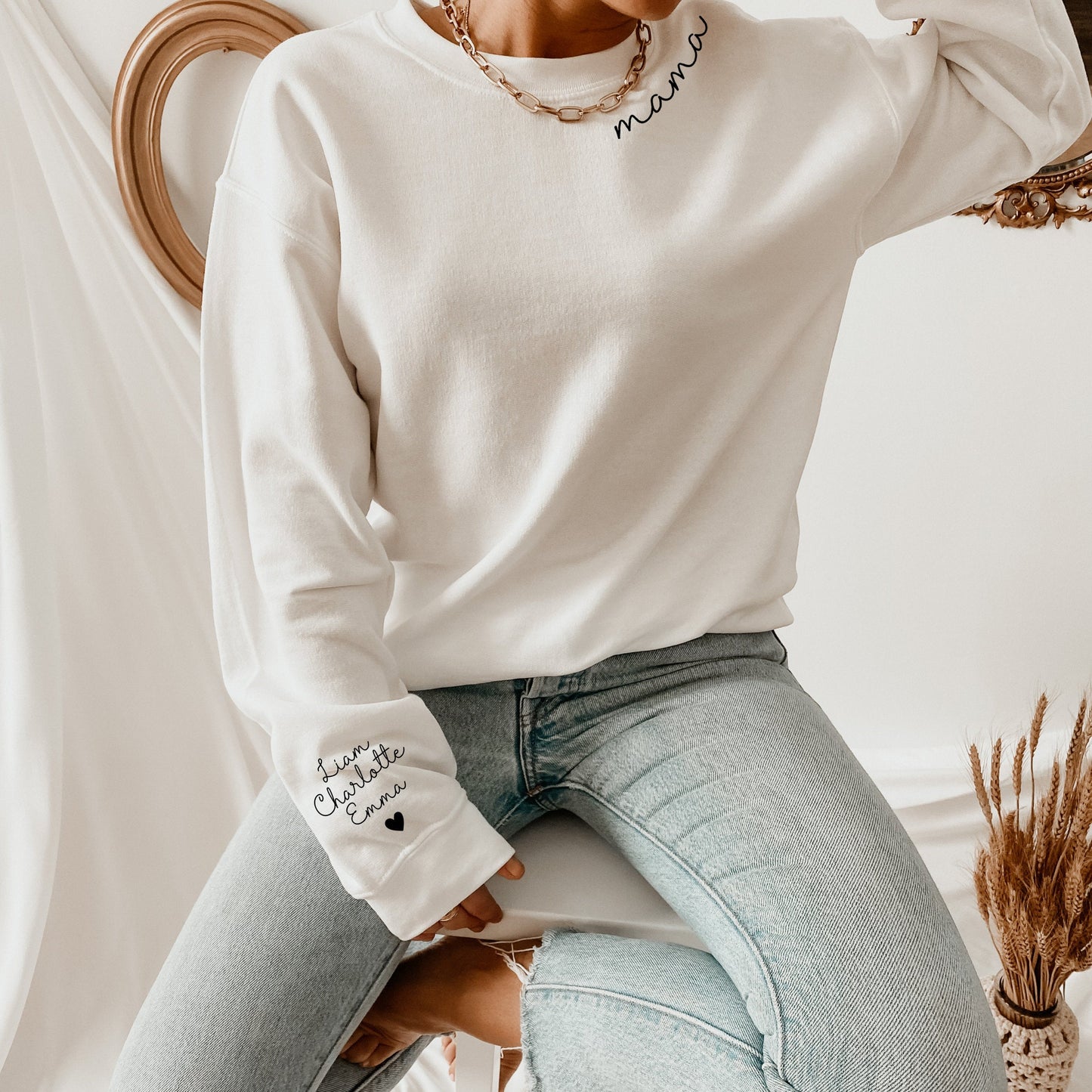 Kundenspezifisches Mama-Sweatshirt mit Kindernamen auf Ärmel