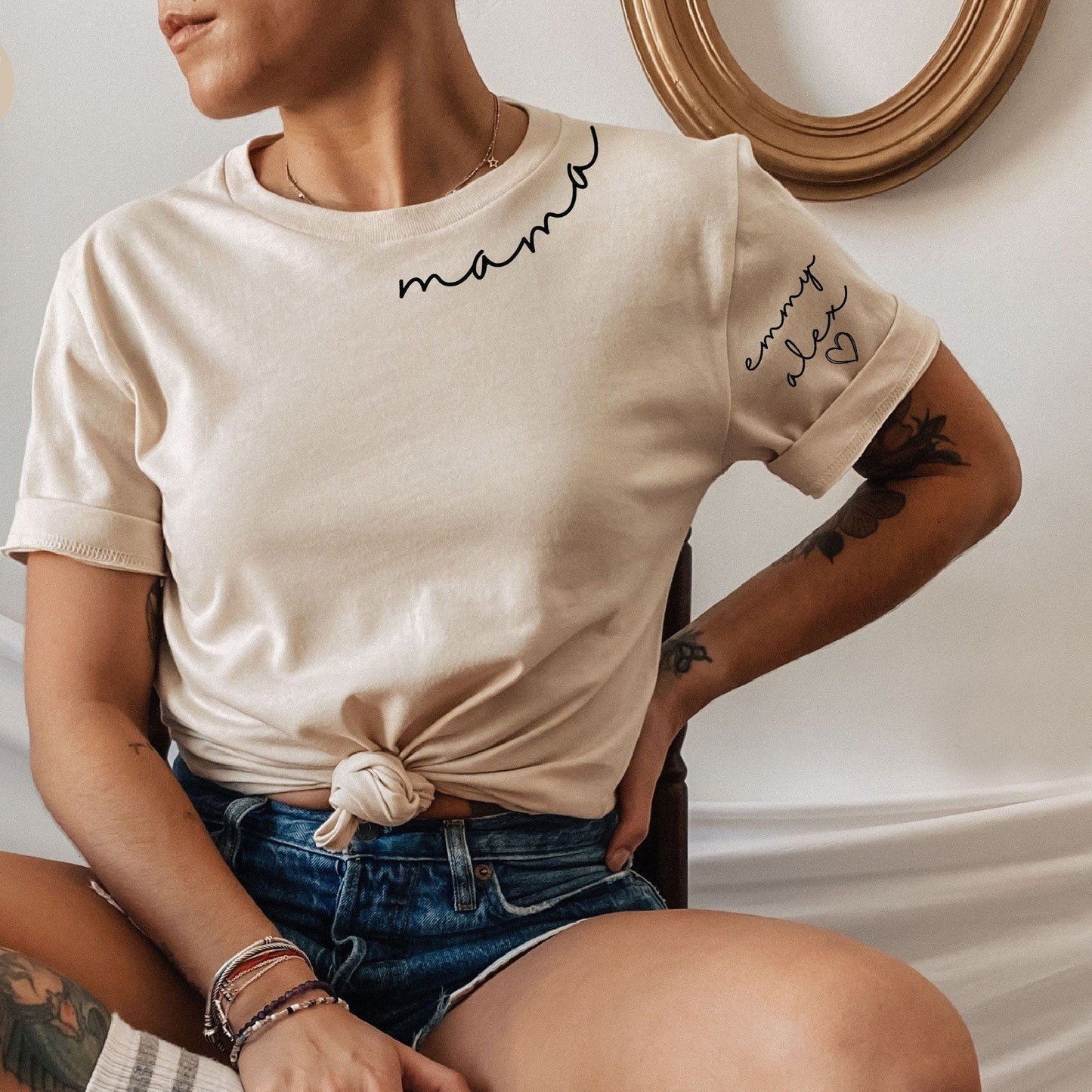 Kundenspezifisches Mama-Sweatshirt mit Kindernamen auf Ärmel