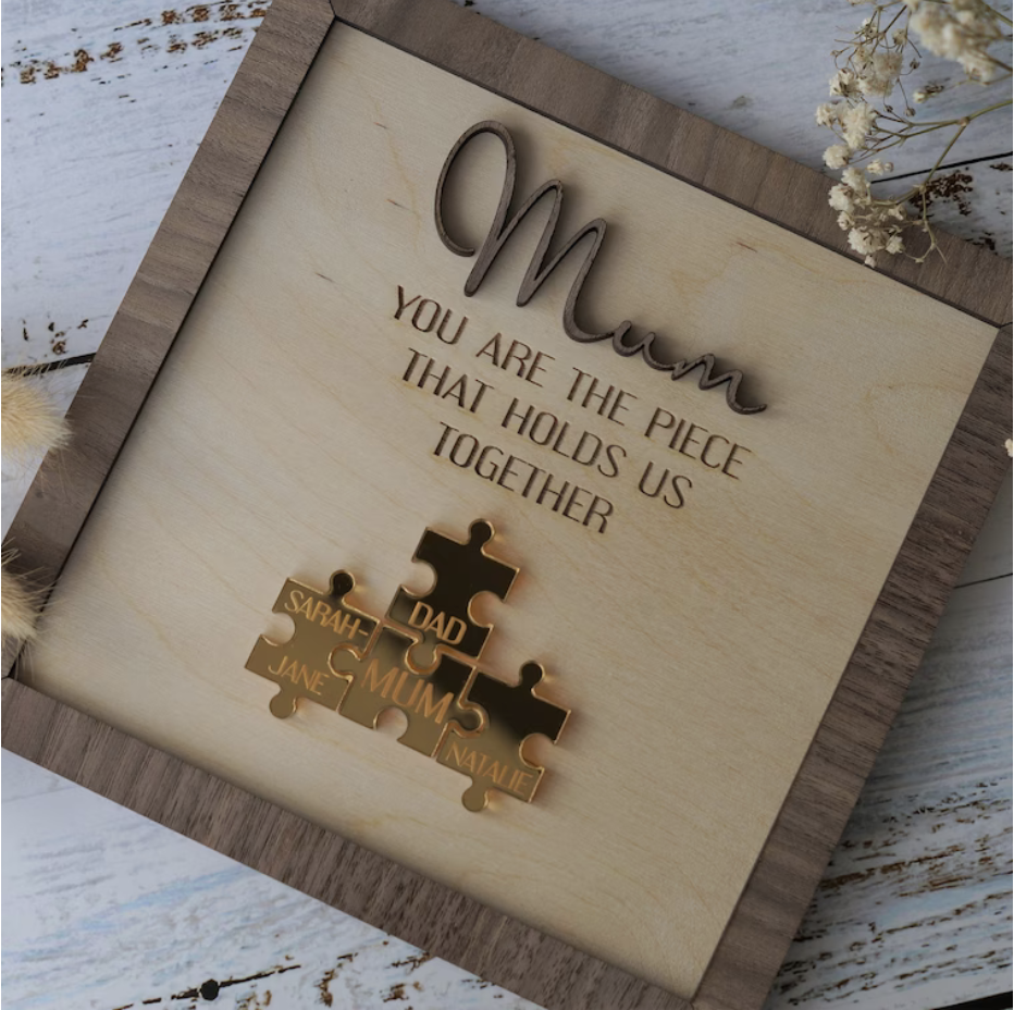 You Are The Piece That Holds Us Together Mom – Personalisiertes Holzpuzzle-Schild