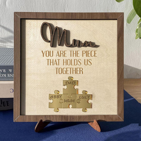 You Are The Piece That Holds Us Together Mom – Personalisiertes Holzpuzzle-Schild