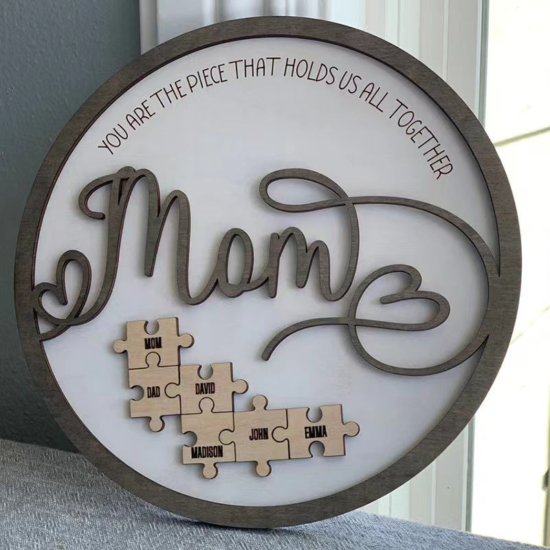 You Are The Piece That Holds Us Together Mom – Personalisiertes Holzpuzzle-Schild