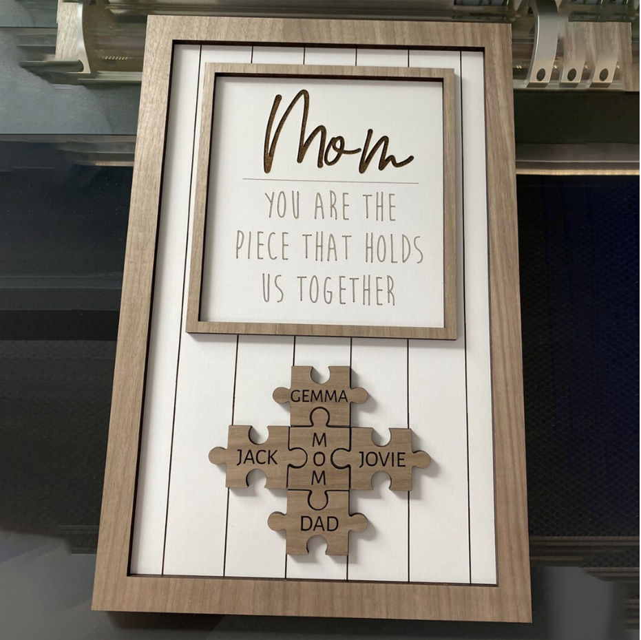 You Are The Piece That Holds Us Together Mom – Personalisiertes Holzpuzzle-Schild