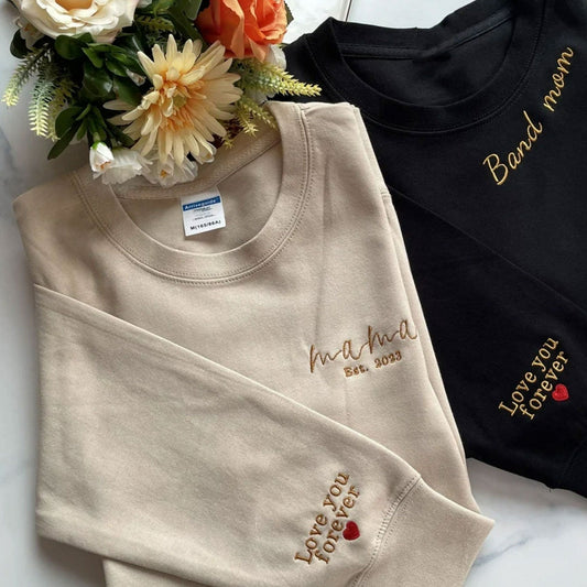 Personalisiertes besticktes EST Mom Sweatshirt - individuelles Geschenk für Mama