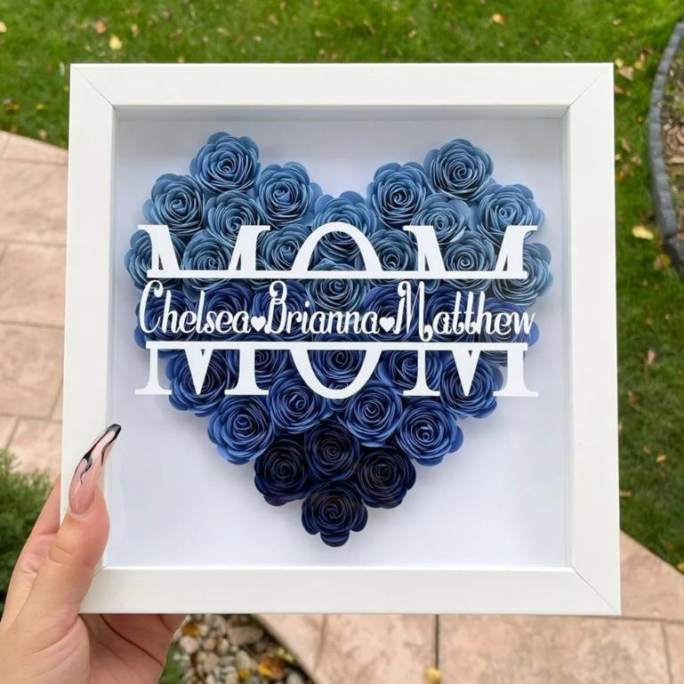 Cadeau de boîte d'ombre de fleur de monogramme en forme de coeur de maman