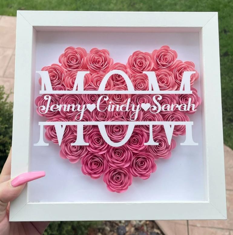 Cadeau de boîte d'ombre de fleur de monogramme en forme de coeur de maman